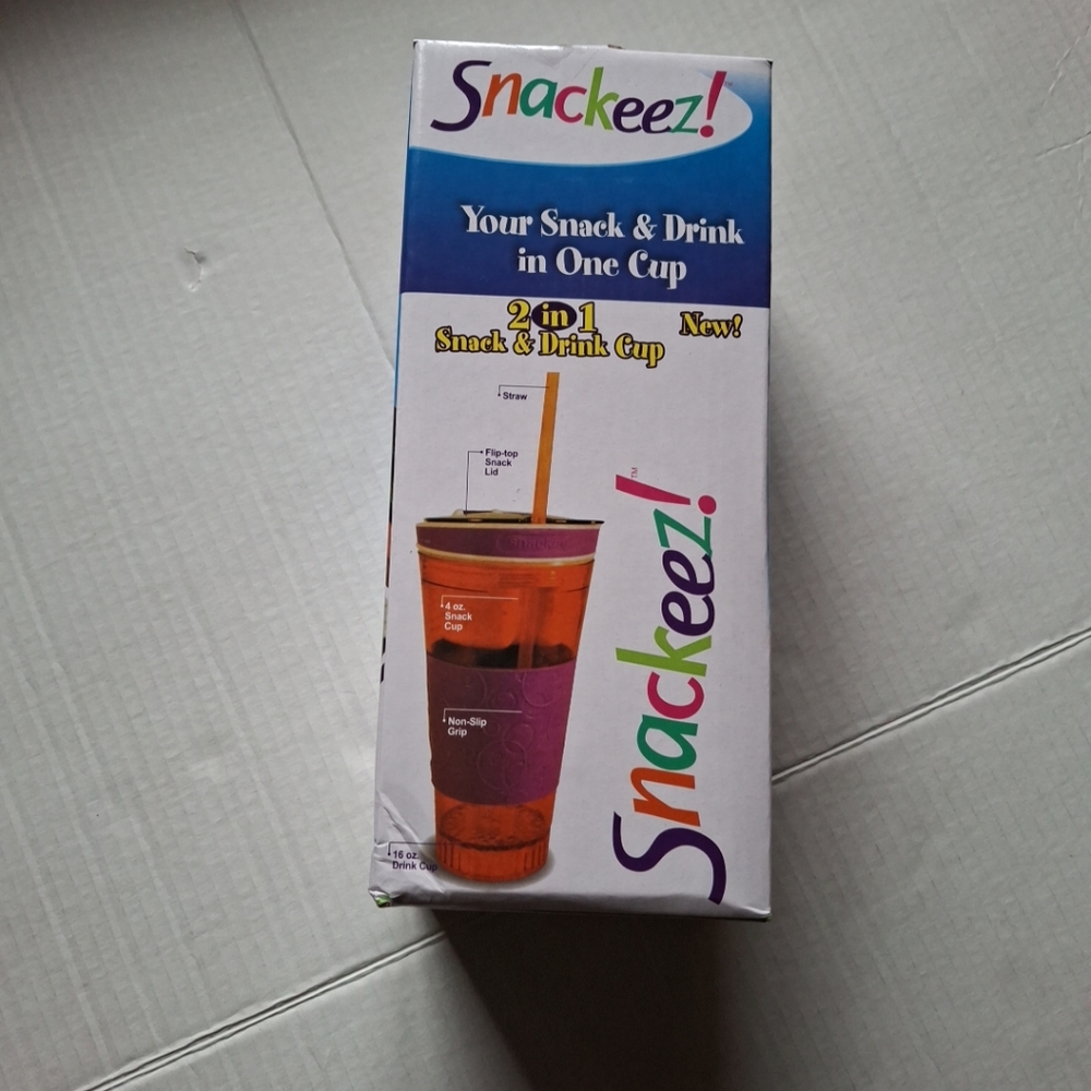 Snackeez 2 in 1 plastic cup with straw